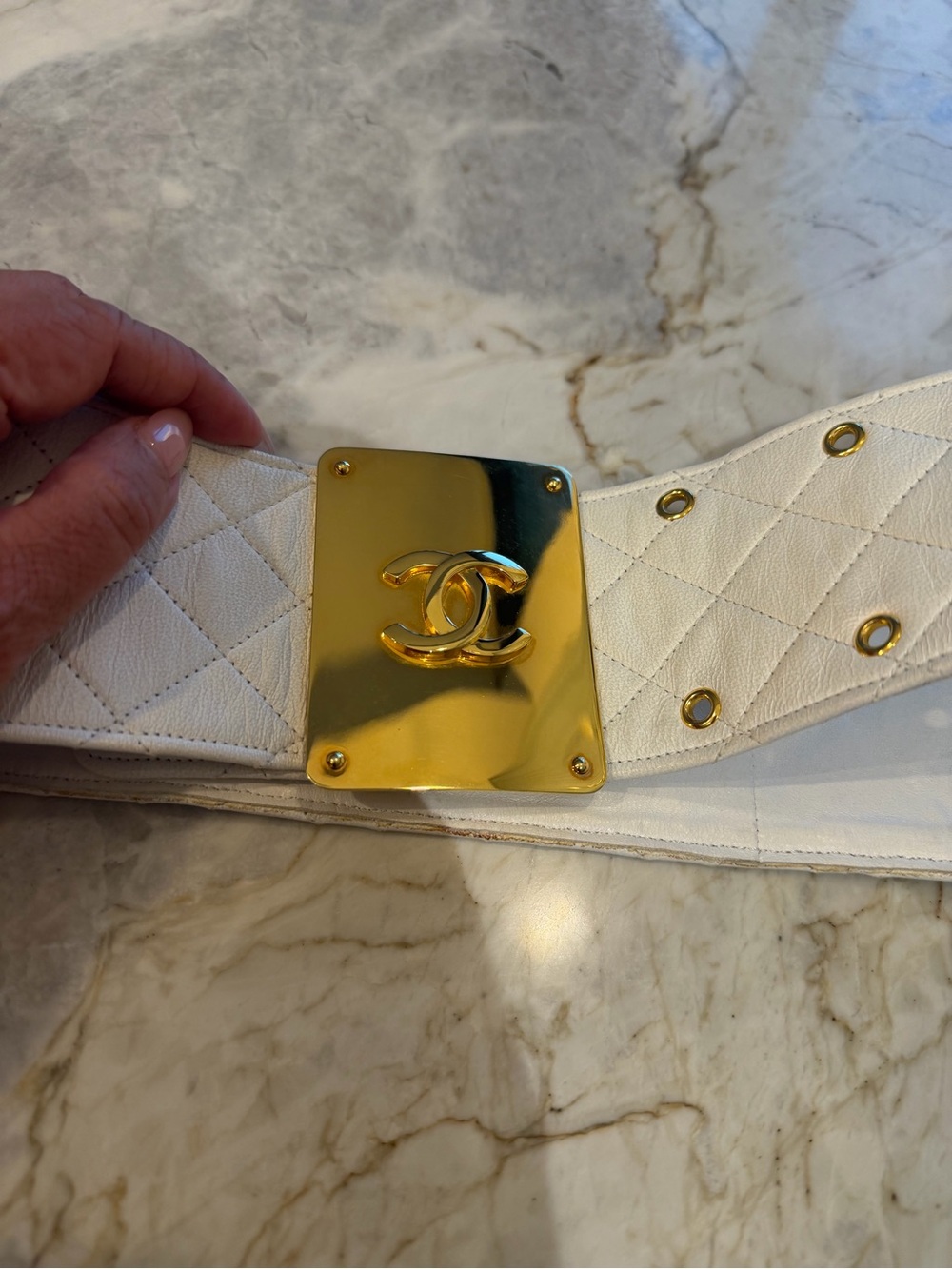 CHANEL White Quilted Leather Waist Belt with Gold CC Plaque - Picture 3 of 17